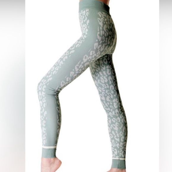NWT Sweaty Betty Leopard Jacquard Base Layer Leggings in Blue Leopard Pa… - Picture 3 of 9